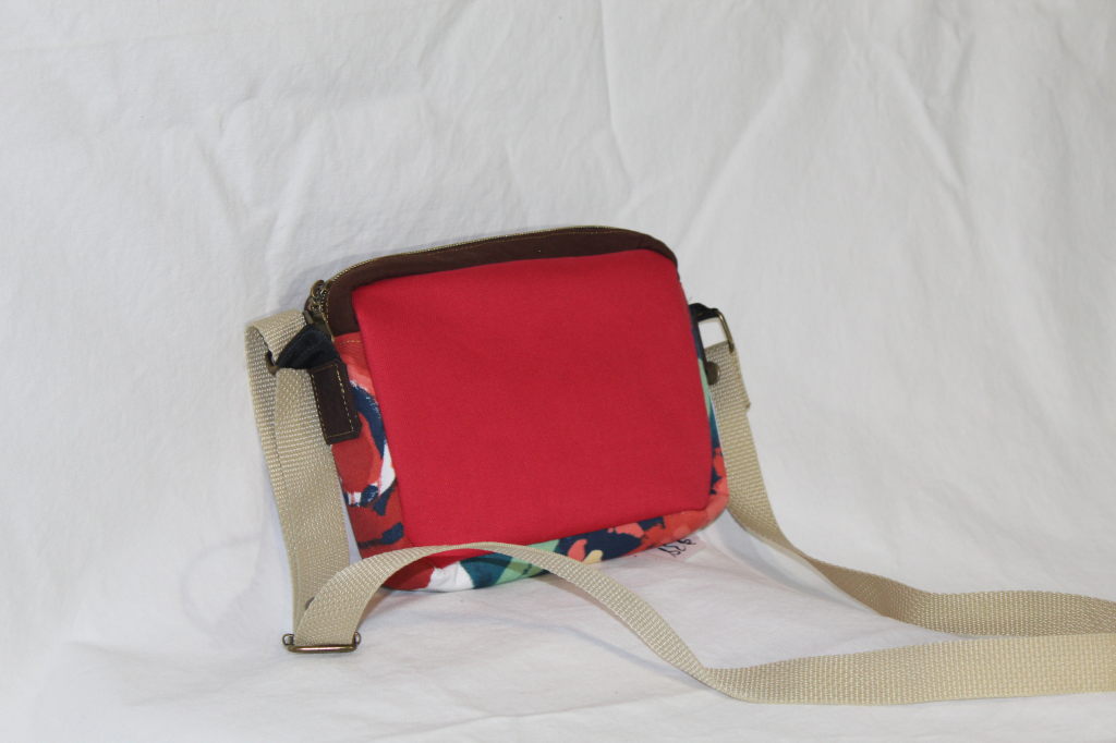 (image for) Small Crossover Red